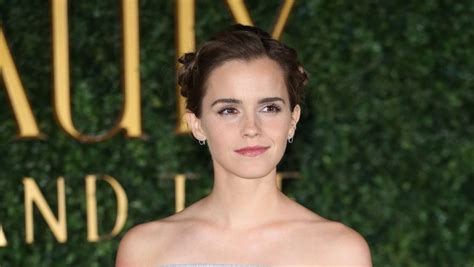 emma watson nu|Emma Watson pose seins nus pour la 1ère fois de sa carrière